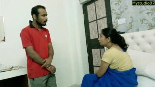 सेक्सी बंगाली वाइफ का न्यूड सेक्स नौकर साथ