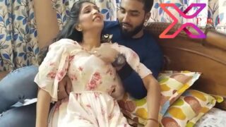 बंगाली रंडी वाइफ चूत की चुदाई हिन्दी में एक फॅमिली फ्रेंड के साथ करती है बिस्तर पर लेटकर. इस देसी पोर्न बीएफ में चीटिंग वाइफ को रोमांस करते देखें. गैर मर्द को अपनी जिस्म पर चढ़ाकर चोदन का मूड बनाती इस हवस से भरी औरत को बेडरूम में चुदते देखें.