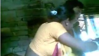 देसी विलेज रणदिस गेटिंग फिल्मेड बी थेइर कस्टमर्स इन ब्रॉथेल