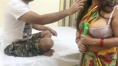 बिंदास चची को बेटे के दोस्त ने छोड़ा