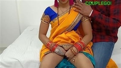 घर पर सुन्दर ममी की गीली बुर को मस्ती से छोड़ा